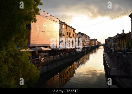 Calma e colorato tramonto a Milano, in zona Navigli Foto Stock