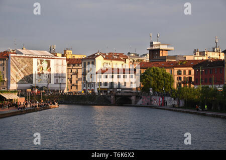 Il sole tramonta in Milano dockyard (Darsena di Milano) area Foto Stock