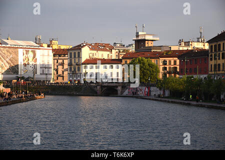 Il sole tramonta in Milano dockyard (Darsena di Milano) area Foto Stock