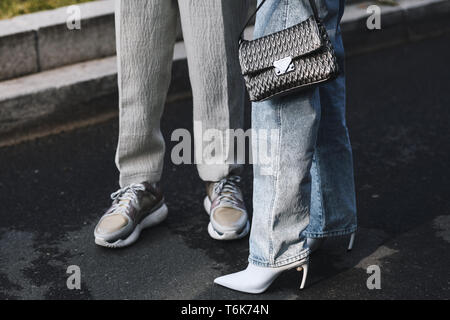 Milano, Italia - 21 Febbraio 2019: Street style - Emporio Armani borsetta dettaglio prima di una sfilata di moda durante la Settimana della Moda Milanese - MFWFW19 Foto Stock