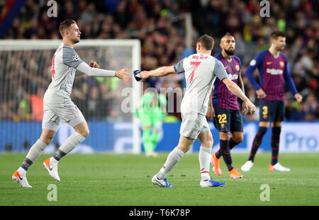 Liverpool James Milner dà di Liverpool Jordan Henderson la fascia del capitano durante la UEFA Champions League semi finale prima gamba corrispondono al Camp Nou, Barcellona. Foto Stock