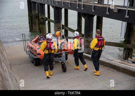 Shoreham-by-Sea, Sussex. 1 maggio 2019. Lancio della scialuppa di salvataggio costiera di Shoreham Harbour RNLI. Foto Stock