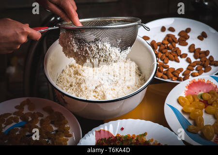 Il processo per la fabbricazione di pasqua tradizionale cottage stampato dessert formaggio paska. Foto Stock