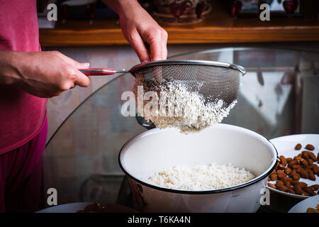 Il processo per la fabbricazione di pasqua tradizionale cottage stampato dessert formaggio paska. Foto Stock