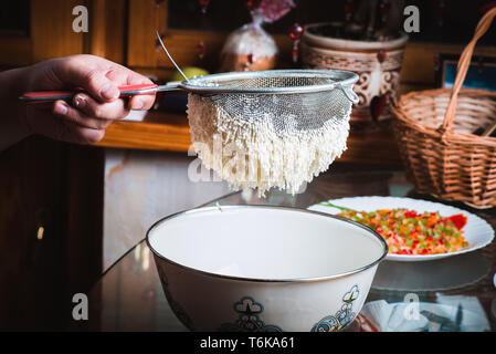 Il processo per la fabbricazione di pasqua tradizionale cottage stampato dessert formaggio paska. Foto Stock