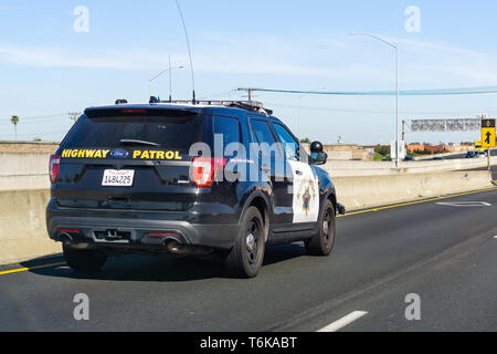 Aprile 22, 2019 Hayward / CA / STATI UNITI D'AMERICA - auto della polizia guida in autostrada a est di San Francisco Bay Area Foto Stock