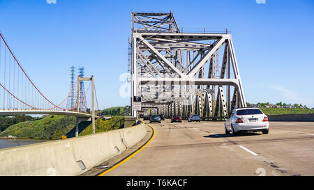 Aprile 22, 2019 Crockett / CA / STATI UNITI D'AMERICA - Guida su Carquinez Bridge e avvicinando il pedaggio plaza, Interstate 80, a nord di San Francisco Bay Area, Cali Foto Stock