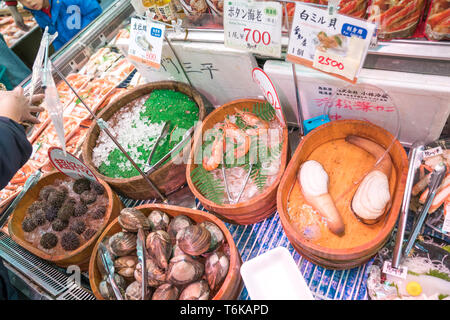 Osaka, Giappone - 3 Mar 2018; Crostacei freschi pronti da cucinare nel ristorante al mercato del pesce, Giappone. Foto Stock