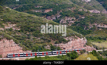 Il treno in montagna vicino a Santa Maria de Montserrat Abbey. Foto Stock