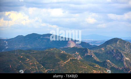 Spettacolare vista sulla montagna di Montserrat gamma su una soleggiata giornata estiva nei pressi di Barcellona, in Catalogna, Spagna Foto Stock