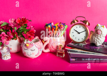 Girly scrivania o impostazioni di Office. Si torna a scuola concept Foto Stock