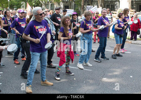 Madrid, Spagna. 01 Maggio, 2019. La gente a prendere parte alla Giornata del Lavoro marzo svoltasi nel centro di Madrid. La festa dei lavoratori o il giorno di maggio è osservata in tutto il mondo il primo giorno di maggio per celebrare l'economico e conquiste sociali dei lavoratori e la lotta per i diritti di operai. Credito: Jorge Gonzalez/Pacific Press/Alamy Live News Foto Stock