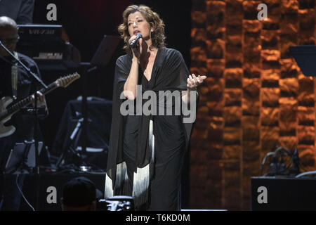 Aprile 27, 2019 - Nashville, Tennessee, Stati Uniti - 30 Aprile 2019 - Nashville, Tennessee - Amy Grant esegue a 35 anni di amici: celebrare la musica di Michael W. Smith tenutosi presso la Bridgestone Arena. Photo credit: Federico Breedon/AdMedia. (Credito Immagine: © Federico Breedon/AdMedia via ZUMA filo) Foto Stock