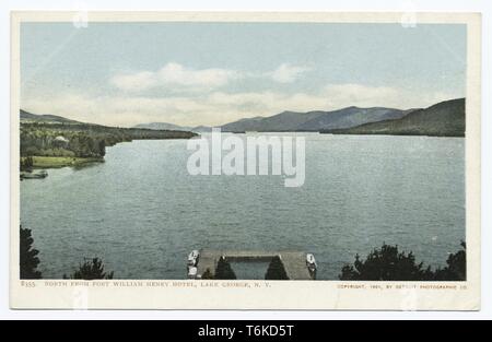 Detroit Publishing Company cartolina vintage raffigurante la vista del nord da Fort William Henry hotel in Lake George, New York, 1914. Dalla Biblioteca Pubblica di New York. () Foto Stock