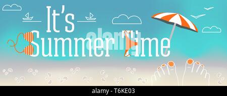 Il design del vettore banner con testo è estate tempo. Illustrazione dei piedi con chiodi, conchiglie, costume da bagno, ombrellone, sabbia, nubi Spiaggia elementi su blu Illustrazione Vettoriale