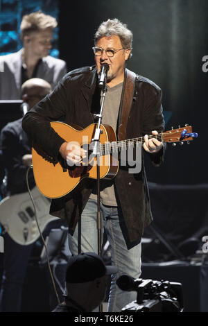 Aprile 27, 2019 - Nashville, Tennessee, Stati Uniti - 30 Aprile 2019 - Nashville, Tennessee - Vince Gill esegue a 35 anni di amici: celebrare la musica di Michael W. Smith tenutosi presso la Bridgestone Arena. Photo credit: Federico Breedon/AdMedia. (Credito Immagine: © Federico Breedon/AdMedia via ZUMA filo) Foto Stock