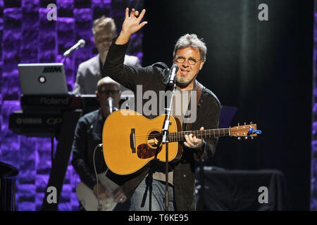 Aprile 27, 2019 - Nashville, Tennessee, Stati Uniti - 30 Aprile 2019 - Nashville, Tennessee - Vince Gill esegue a 35 anni di amici: celebrare la musica di Michael W. Smith tenutosi presso la Bridgestone Arena. Photo credit: Federico Breedon/AdMedia. (Credito Immagine: © Federico Breedon/AdMedia via ZUMA filo) Foto Stock