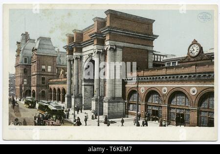 Detroit Publishing Company cartolina vintage raffigurante l'esterno dell'affollata stazione nord di Boston, Massachusetts, 1914. Dalla Biblioteca Pubblica di New York. () Foto Stock