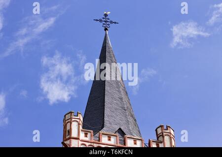 Guglia gotica con un crocifisso in cima (Bacharach, Germania, Europa) Foto Stock