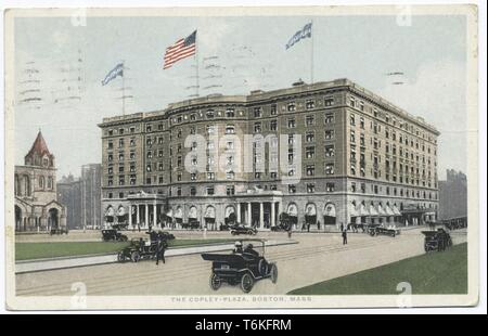 Cartolina con un colore o una immagine seppia raffiguranti un angolo di visualizzazione della facciata dell'hotel Copley-Plaza (ora il Fairmont Copley Plaza) un grande, bianco multipiano, Stile Belle Arti edificio, sormontata da una bandiera statunitense, due blu 'Copley-Plaza' bandiere e un parapetto sul tetto; con Copley Square, pedoni e nero automobili visibile in primo piano e il Gothic-Revival Chiesa della Trinità parzialmente visibile a sinistra; si trova a Boston, Massachusetts, 1914. Dalla Biblioteca Pubblica di New York. () Foto Stock