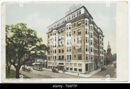 Cartolina con un colore o una immagine seppia raffiguranti un angolo di visualizzazione del Cawthon Hotel, un multipiano, il bianco e il rosso mattone, edificio ad angolo; con pedoni sul marciapiede, una vettura, tram giallo e horsecarts visibile sulla strada e gli alberi in primo piano a sinistra; situato nel Mobile, Alabama; con un copyright da un Bomboy, 1914. Dalla Biblioteca Pubblica di New York. () Foto Stock