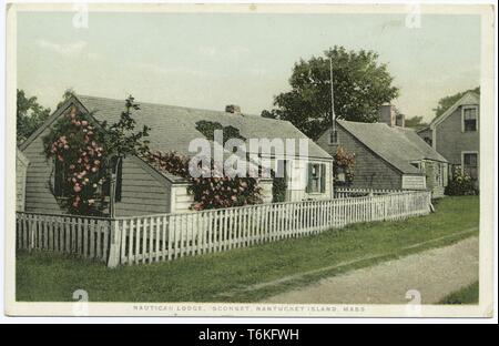 Cartolina con un'immagine a colori che raffigura una vista di 'Nautican Lodge", una piccola, bianco casa in legno con un bianco-tetto incastrata, persiane verdi, un white Picket Fence in corrispondenza del perimetro e una vite floreali sul tetto, con più bianco incastrata alberi ed edifici visibili in sfondo a destra e una strada sterrata in primo piano; situato in Siasconset su Nantucket Island, Massachusetts, 1914. Dalla Biblioteca Pubblica di New York. () Foto Stock