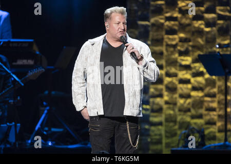 Aprile 27, 2019 - Nashville, Tennessee, Stati Uniti - 30 Aprile 2019 - Nashville, Tennessee - Gary LeVox di Rascal Flatts esegue sul palco a 35 anni di amici: celebrare la musica di Michael W. Smith tenutosi presso la Bridgestone Arena. Photo credit: Federico Breedon/AdMedia. (Credito Immagine: © Federico Breedon/AdMedia via ZUMA filo) Foto Stock