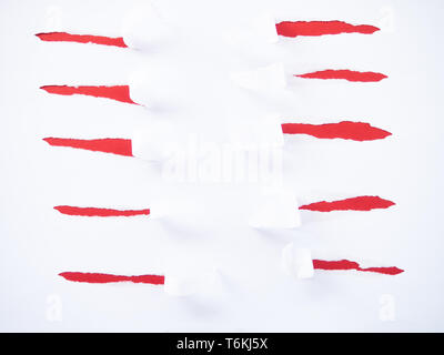 Strappato carta bianca isolata su rosso Foto Stock