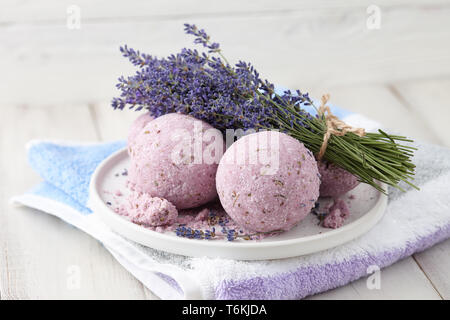 Bagno fatti a mano le bombe e lavanda su tavole in bianco Foto Stock