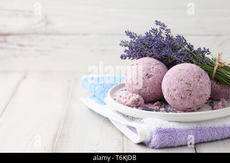 Bagno fatti a mano le bombe e lavanda su tavole in bianco Foto Stock