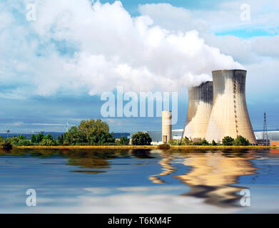 Centrale nucleare in servizio a bordo di un fiume. Foto Stock