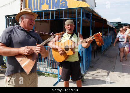 Lazurnoe, Ucraina - 28 Luglio 2017: due musicisti di suonare la chitarra e la balalaika in strada Foto Stock