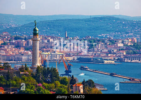 Faro di Trieste e la città vista panoramica, regione Friuli Venezia Giulia di Italia Foto Stock