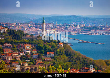 Faro di Trieste e la città vista panoramica, regione Friuli Venezia Giulia di Italia Foto Stock