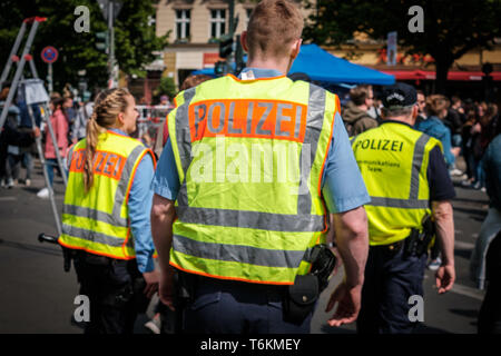 Berlino, Germania - 01 May 2019: team di polizia su strada presso myfest celebrazione su mayday , 1. maggio, Berlino Kreuzberg Foto Stock