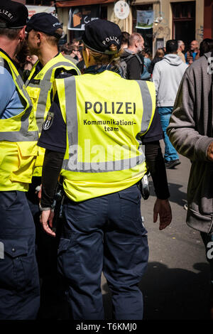 Berlino, Germania - 01 May 2019: team di polizia su strada presso myfest celebrazione su mayday , 1. maggio, Berlino Kreuzberg Foto Stock