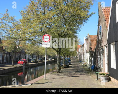 Vista di uno dei canali che corre attraverso la graziosa cittadina di Enhuizen, una popolare destinazione turistica in North Holland; Aprile 2019 Foto Stock