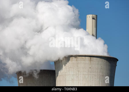 Torri di raffreddamento e fumaioli Coal Fired power plant in Germania Foto Stock