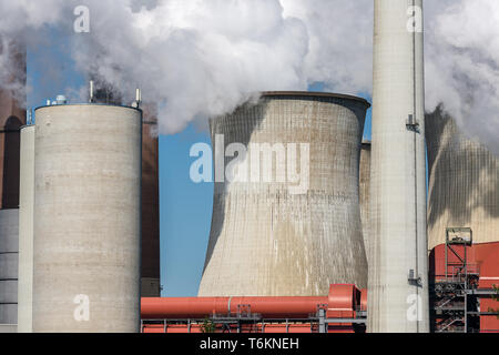 Torri di raffreddamento e fumaioli Coal Fired power plant in Germania Foto Stock