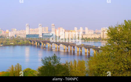 Vista sul fiume Dnipro, Paton bridge e la riva sinistra di Kiev. L'Ucraina Foto Stock