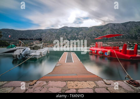 Barche ormeggiate in Kotor Bay Harbor Foto Stock