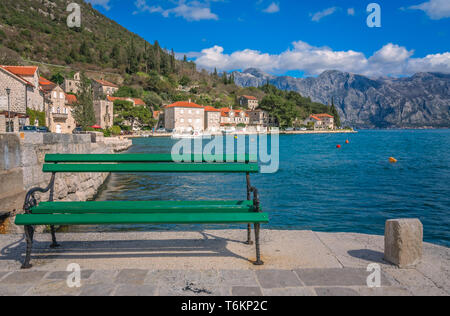 Banco vuoto sulla riva in città Perast Foto Stock
