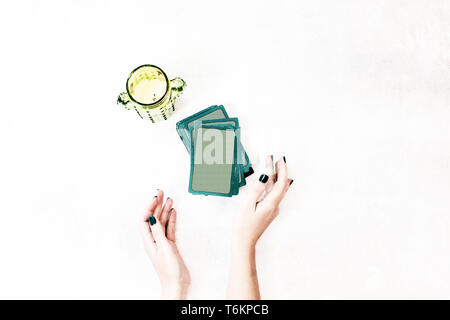 Mazzo di tarocchi su sfondo bianco Foto Stock