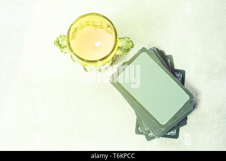 Mazzo di tarocchi su sfondo bianco Foto Stock