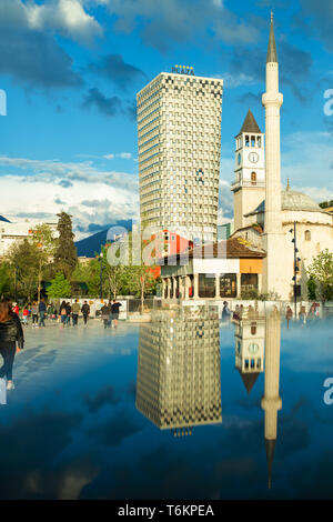 Recentemente ricostruita city central Piazza Skanderbeg, cittadini a piedi la zona pedonale. Foto Stock
