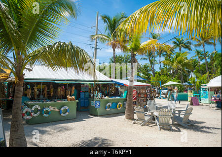 ISLAMADORA, FLORIDA, Stati Uniti d'America - settembre, 2018: segni colorati decorano baracche vendita di souvenir turistici presso un negozio sul ciglio della strada nelle chiavi. Foto Stock