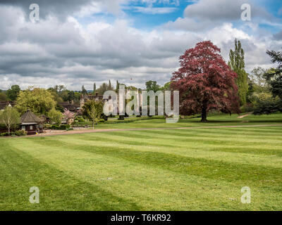 Il castello di Hever Castle e motivi nel Kent vicino a Edenbridge, casa ancestrale di Anne Boleyn, seconda moglie di Re Enrico VIII Foto Stock