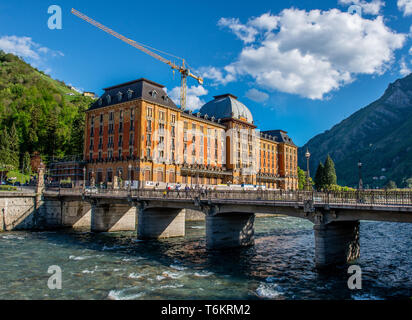 San Pellegrino Terme Italia 28 Aprile 2019: la ristrutturazione di un vecchio albergo di lusso luogo di vacanze per i nobili nel secolo scorso che frequentano questa località per Foto Stock