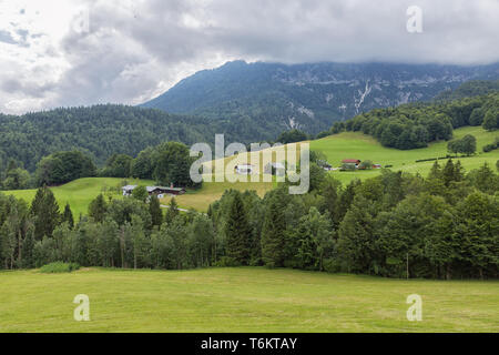 Alpi bavaresi con livello basso nuvole vicino a Berchtesgaden in Germania Foto Stock