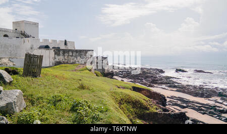 Vista esterna al castello di Elmina e fortezza nel Ghana Foto Stock